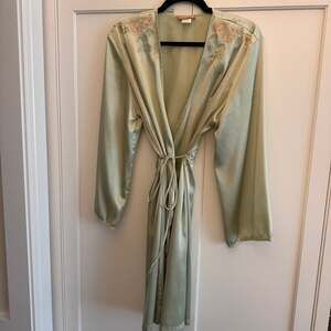 Vtg Sensara Satin Housecoat Robe Size L/XL Sage Green Embroidered Pink Floral
